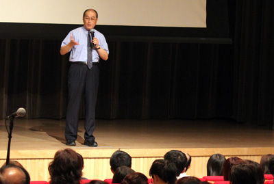 CEO Gives Sharing at Financial Gathering