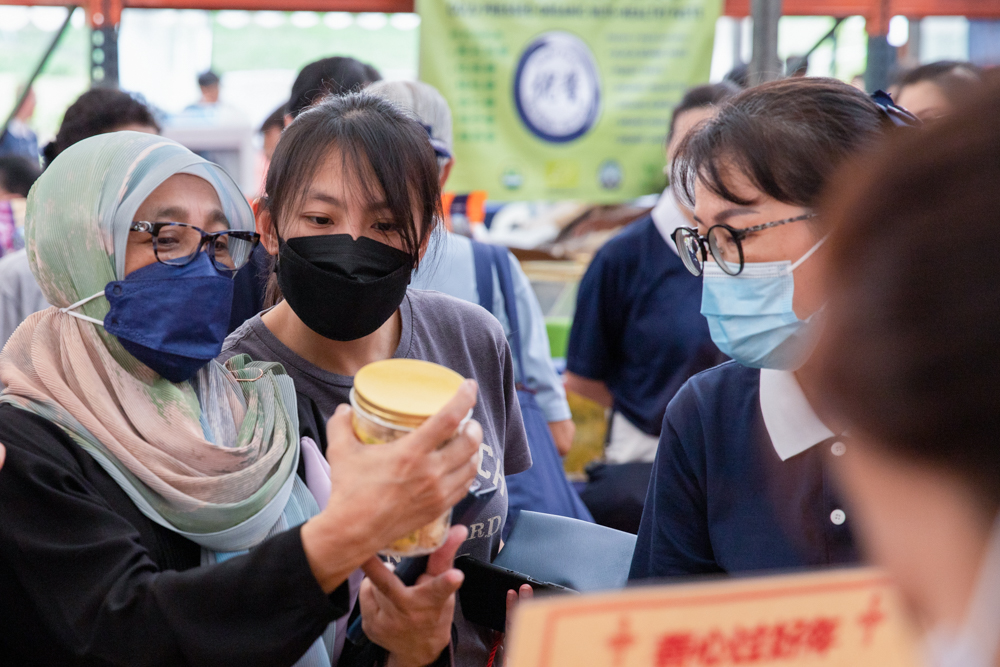 The annual Tzu Chi Festive Charity Fair features 30 stalls selling Chinese New Year goodies, medicinal herbs, potted plants, and many more. (Photo by Khor Kim Seng)